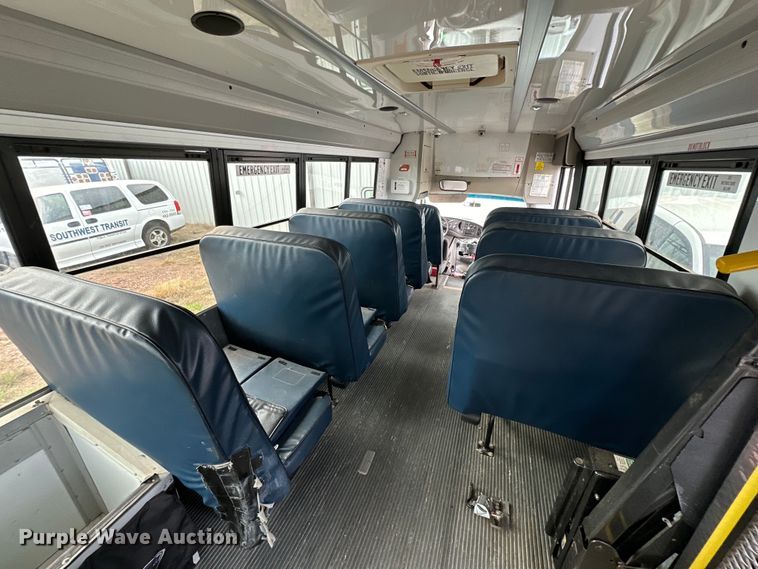 image for item DG4348 2006 Ford E450 shuttle bus