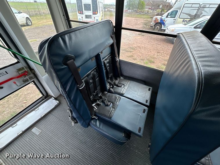 image for item DG4348 2006 Ford E450 shuttle bus