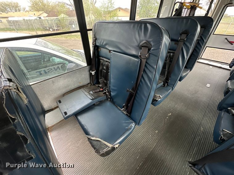 image for item DG4348 2006 Ford E450 shuttle bus