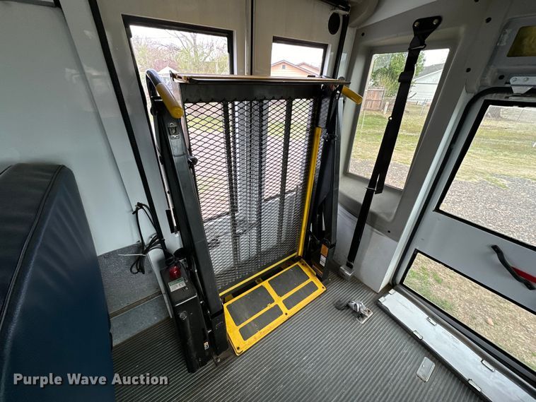 image for item DG4348 2006 Ford E450 shuttle bus