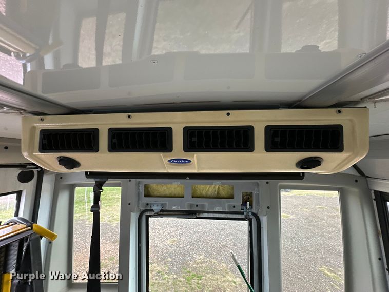 image for item DG4348 2006 Ford E450 shuttle bus