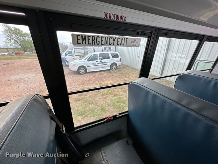 image for item DG4348 2006 Ford E450 shuttle bus