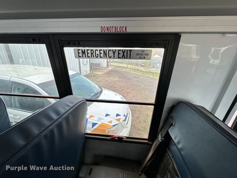 image for item DG4348 2006 Ford E450 shuttle bus