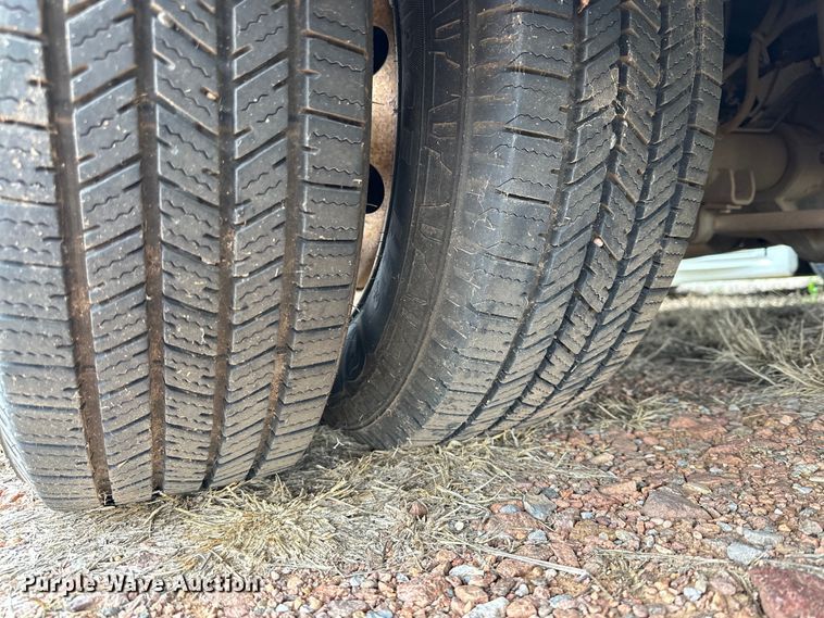 image for item DG4348 2006 Ford E450 shuttle bus