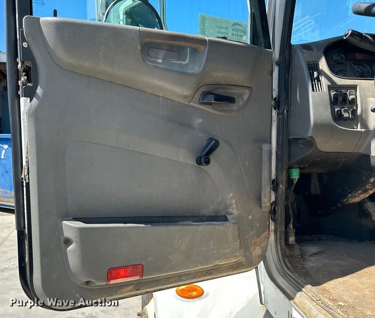 image for item DO1049 2016 Peterbilt  330 box truck