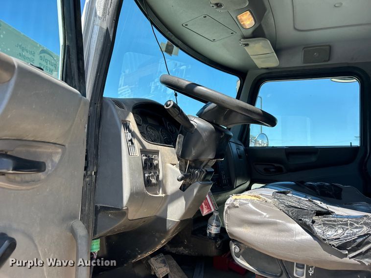 image for item DO1049 2016 Peterbilt  330 box truck