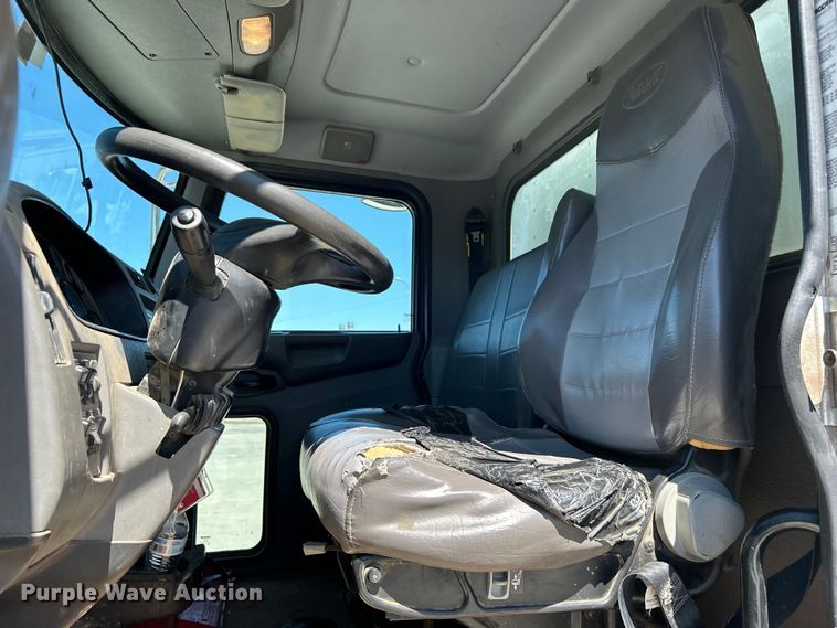 image for item DO1049 2016 Peterbilt  330 box truck