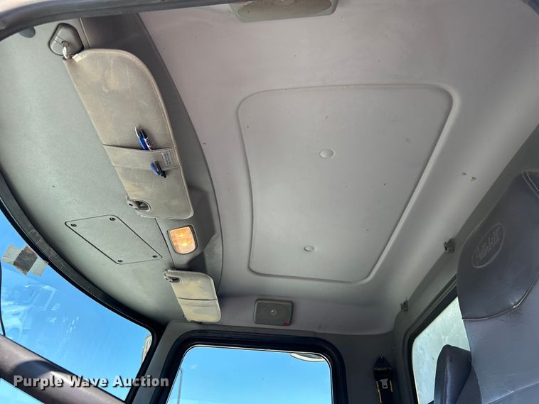 image for item DO1049 2016 Peterbilt  330 box truck