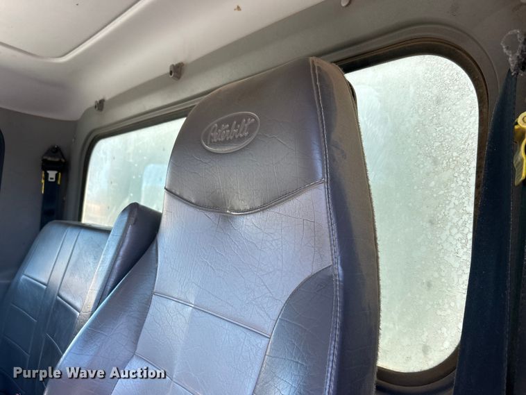 image for item DO1049 2016 Peterbilt  330 box truck