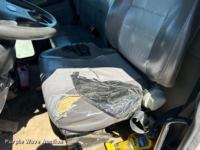 image for item DO1049 2016 Peterbilt  330 box truck