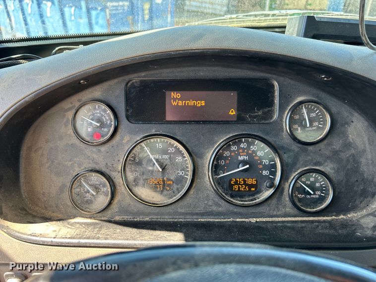 image for item DO1049 2016 Peterbilt  330 box truck