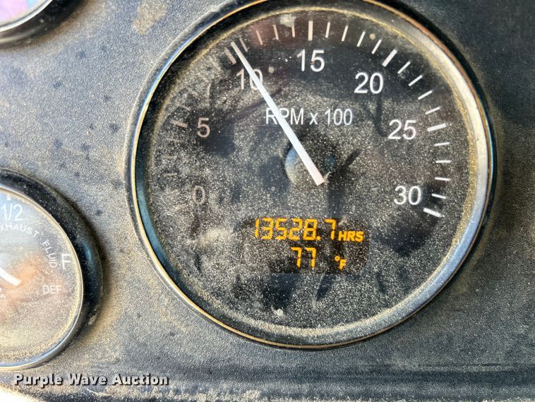 image for item DO1049 2016 Peterbilt  330 box truck