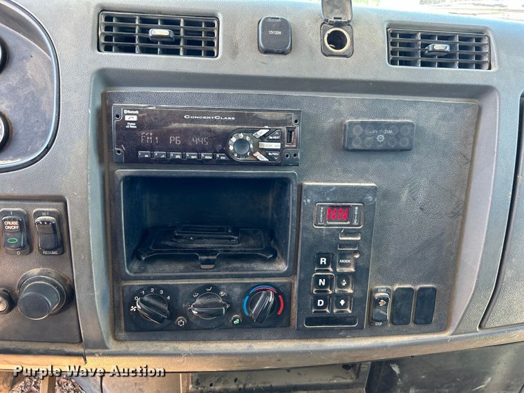 image for item DO1049 2016 Peterbilt  330 box truck