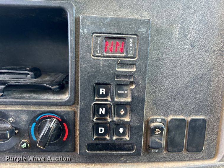 image for item DO1049 2016 Peterbilt  330 box truck