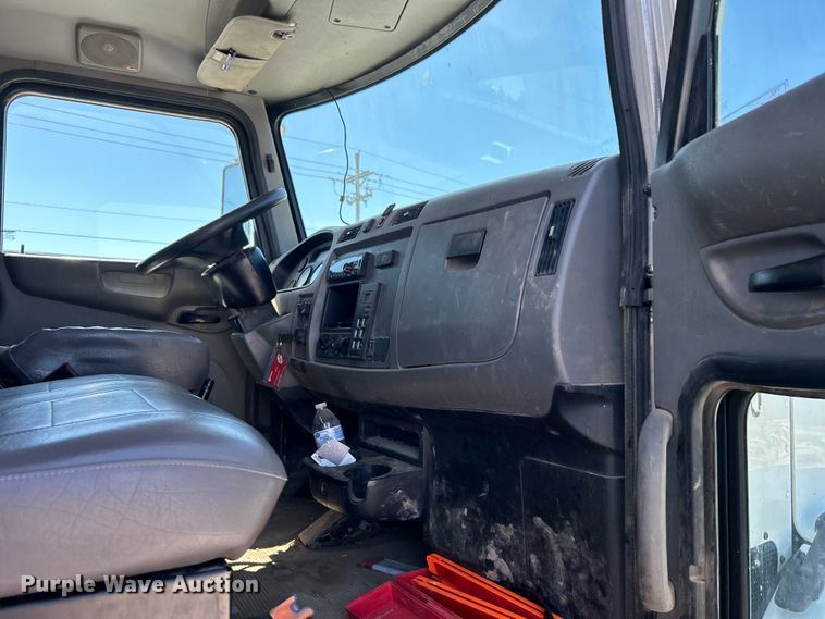 image for item DO1049 2016 Peterbilt  330 box truck