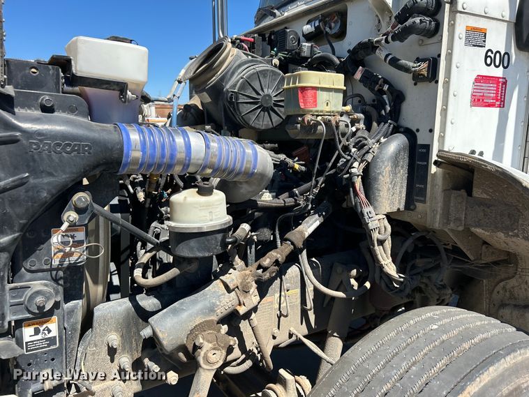 image for item DO1049 2016 Peterbilt  330 box truck