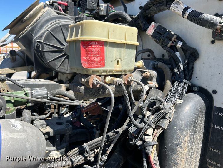 image for item DO1049 2016 Peterbilt  330 box truck