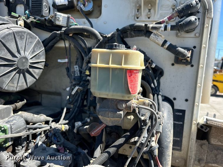 image for item DO1049 2016 Peterbilt  330 box truck