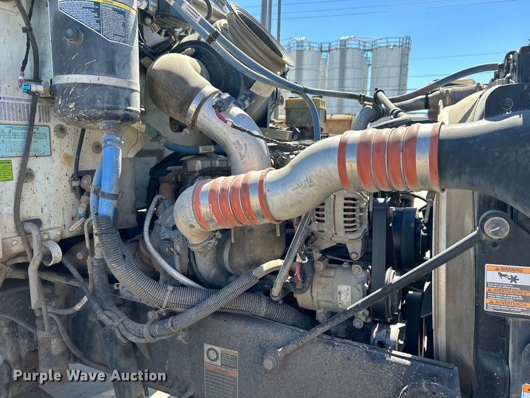 image for item DO1049 2016 Peterbilt  330 box truck