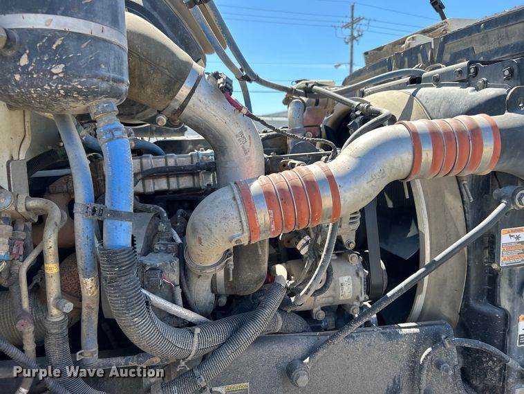 image for item DO1049 2016 Peterbilt  330 box truck