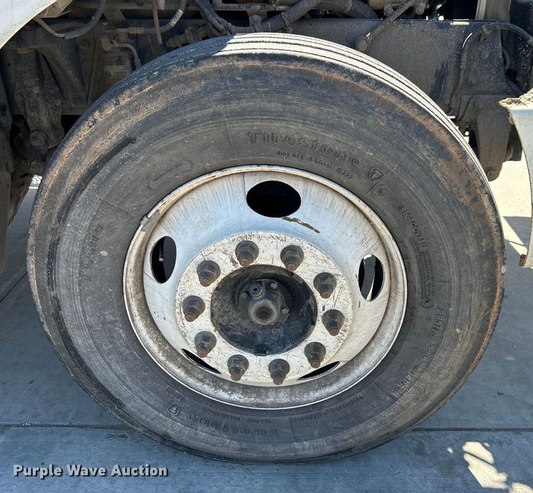 image for item DO1049 2016 Peterbilt  330 box truck