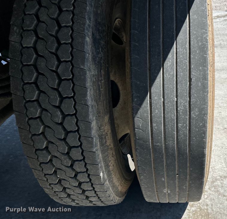 image for item DO1049 2016 Peterbilt  330 box truck