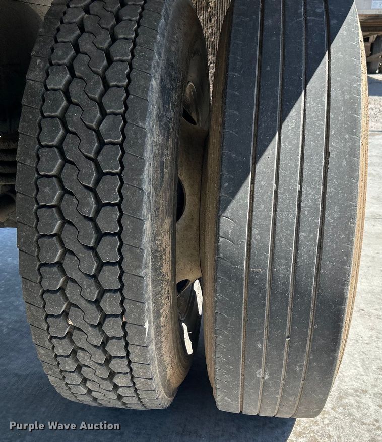 image for item DO1049 2016 Peterbilt  330 box truck