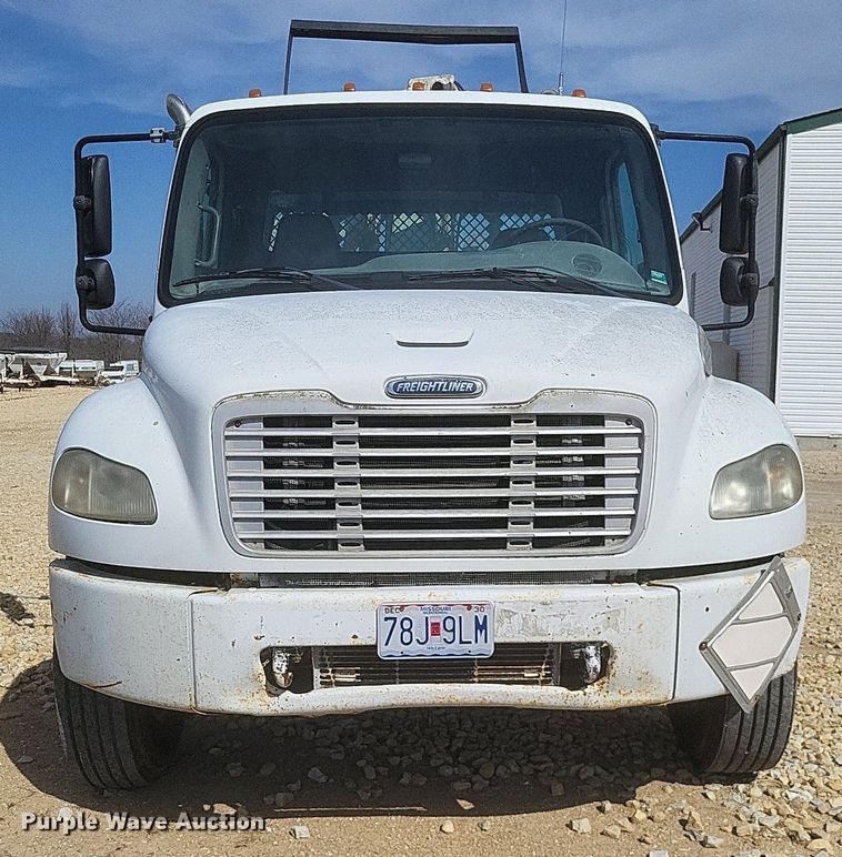 image for item DO4833 2003 Freightliner Business Class M2 flatbed truck