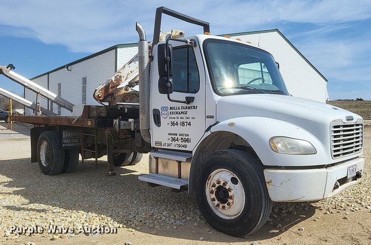 image for item DO4833 2003 Freightliner Business Class M2 flatbed truck