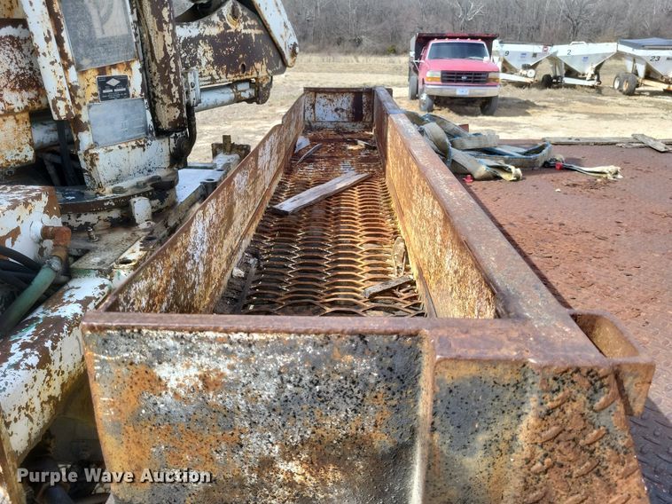 image for item DO4833 2003 Freightliner Business Class M2 flatbed truck