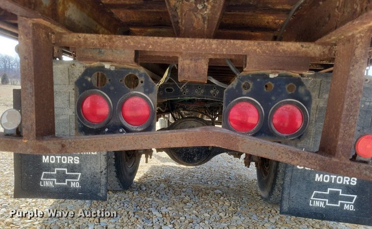 image for item DO4833 2003 Freightliner Business Class M2 flatbed truck