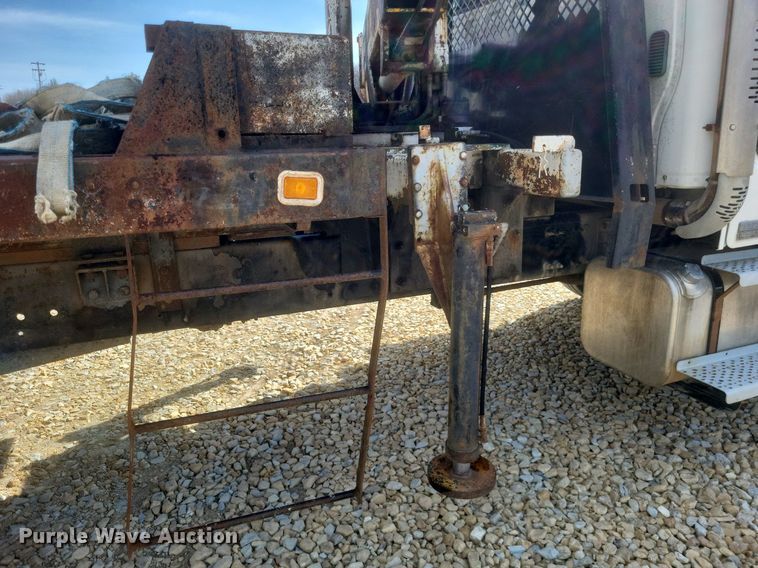 image for item DO4833 2003 Freightliner Business Class M2 flatbed truck