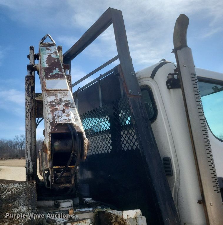 image for item DO4833 2003 Freightliner Business Class M2 flatbed truck