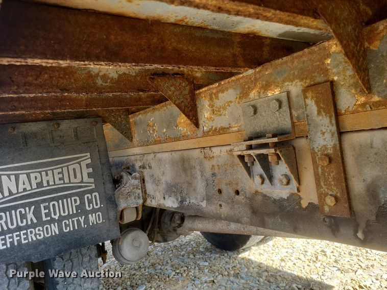 image for item DO4833 2003 Freightliner Business Class M2 flatbed truck