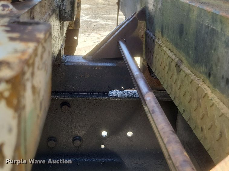 image for item DO4833 2003 Freightliner Business Class M2 flatbed truck