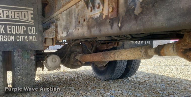 image for item DO4833 2003 Freightliner Business Class M2 flatbed truck