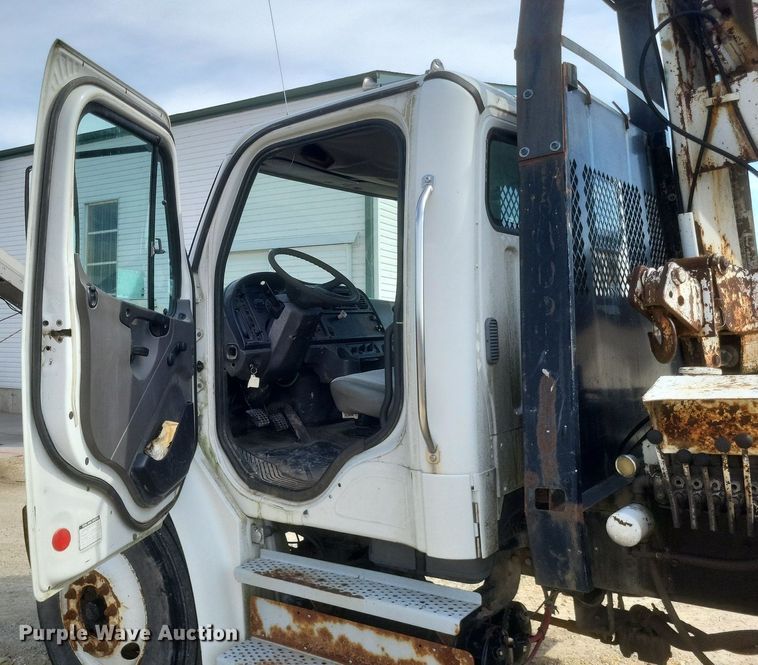 image for item DO4833 2003 Freightliner Business Class M2 flatbed truck