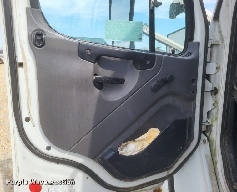 image for item DO4833 2003 Freightliner Business Class M2 flatbed truck