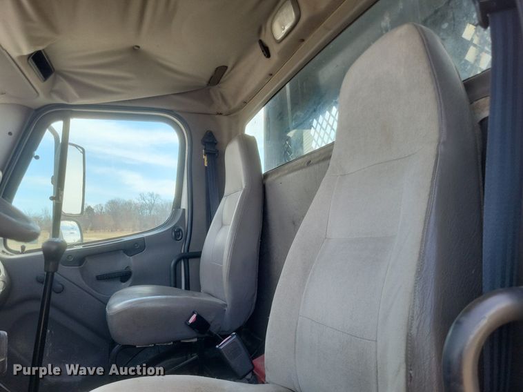 image for item DO4833 2003 Freightliner Business Class M2 flatbed truck