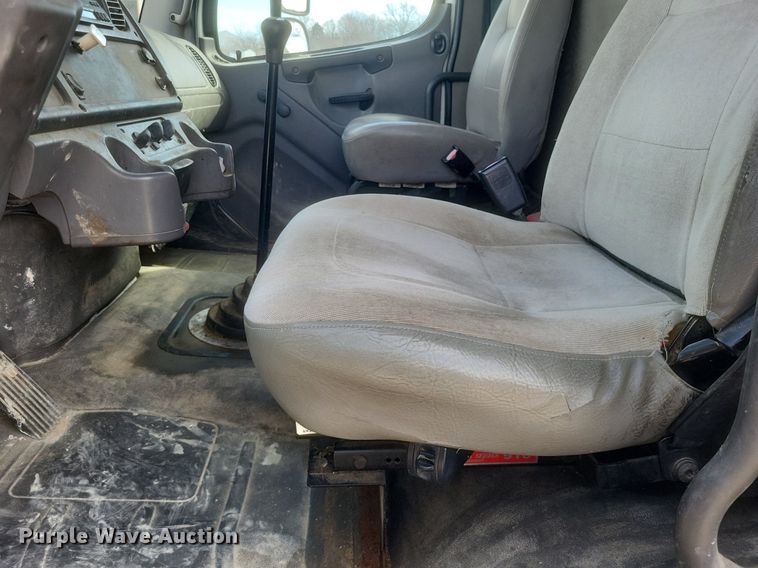 image for item DO4833 2003 Freightliner Business Class M2 flatbed truck