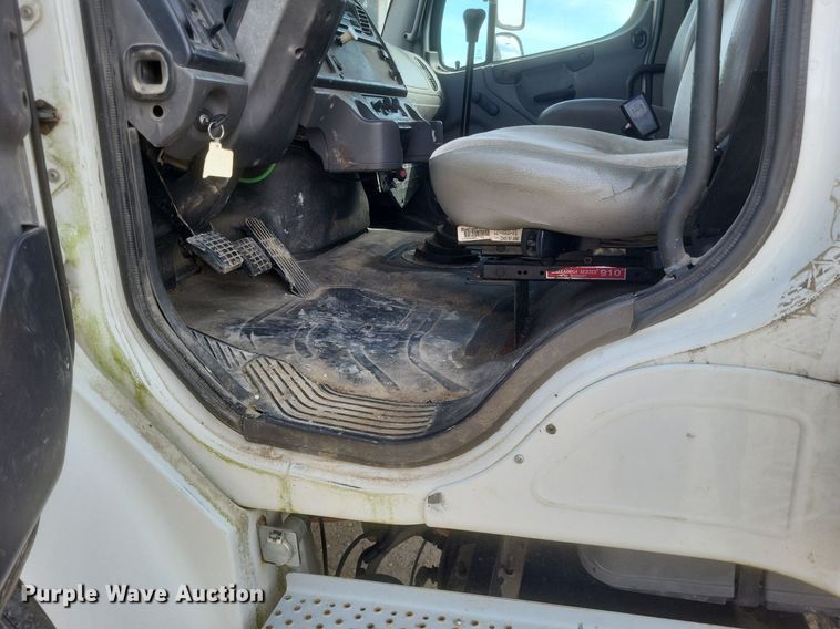 image for item DO4833 2003 Freightliner Business Class M2 flatbed truck