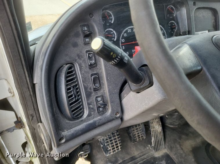 image for item DO4833 2003 Freightliner Business Class M2 flatbed truck