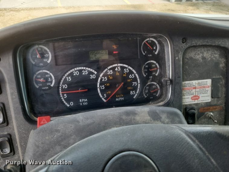 image for item DO4833 2003 Freightliner Business Class M2 flatbed truck