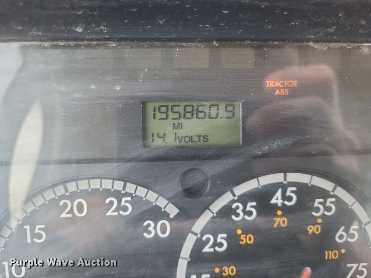 image for item DO4833 2003 Freightliner Business Class M2 flatbed truck