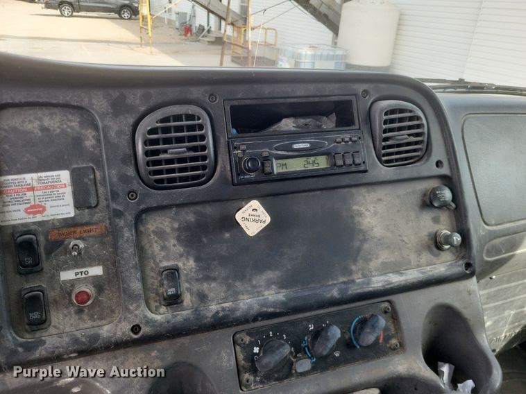 image for item DO4833 2003 Freightliner Business Class M2 flatbed truck