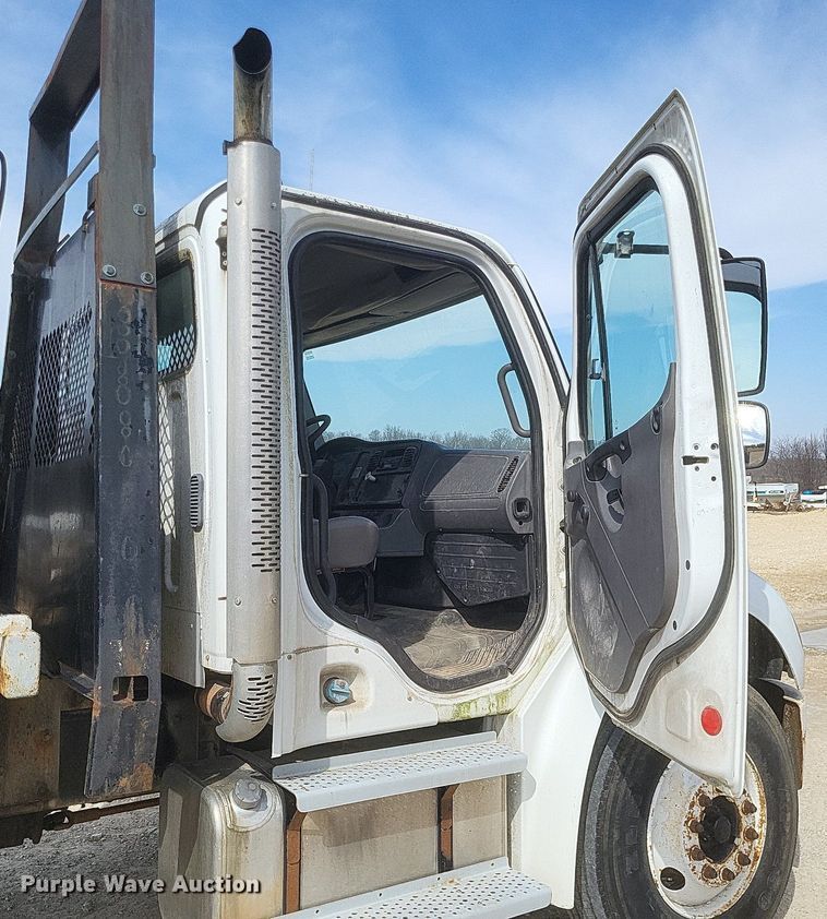 image for item DO4833 2003 Freightliner Business Class M2 flatbed truck