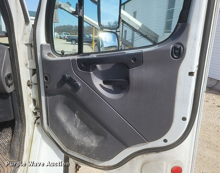 image for item DO4833 2003 Freightliner Business Class M2 flatbed truck