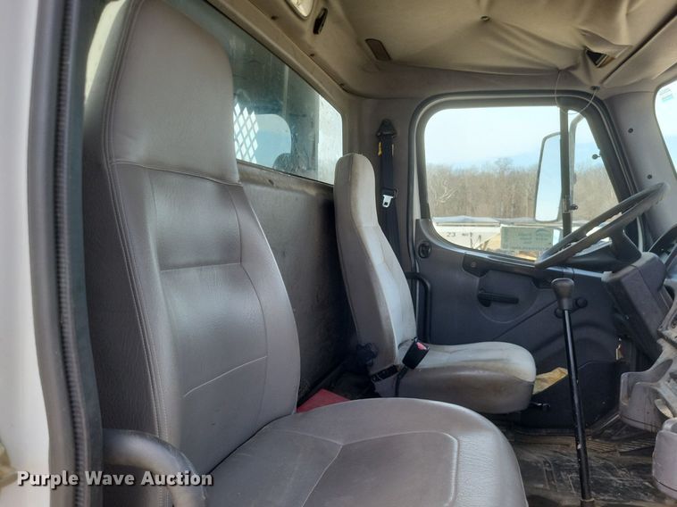 image for item DO4833 2003 Freightliner Business Class M2 flatbed truck