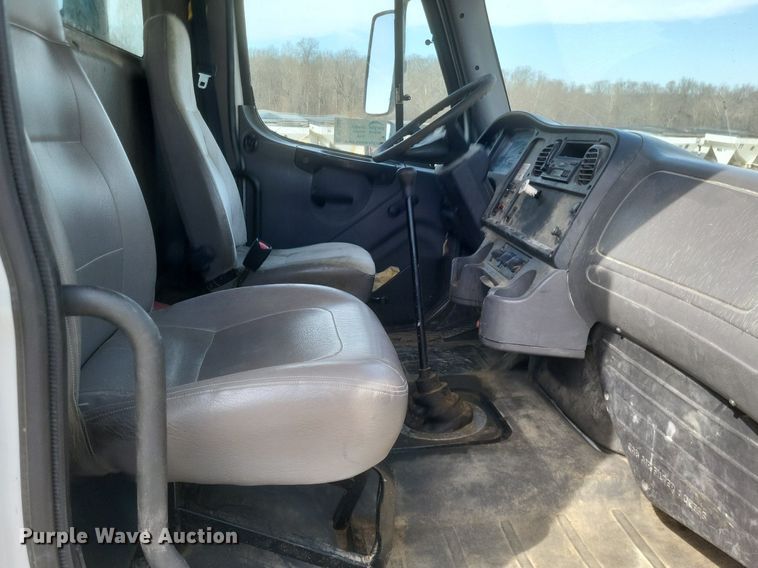 image for item DO4833 2003 Freightliner Business Class M2 flatbed truck