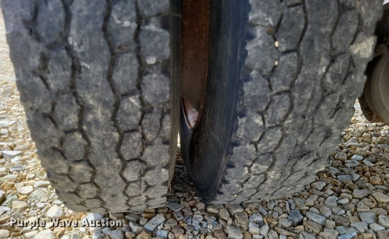 image for item DO4833 2003 Freightliner Business Class M2 flatbed truck